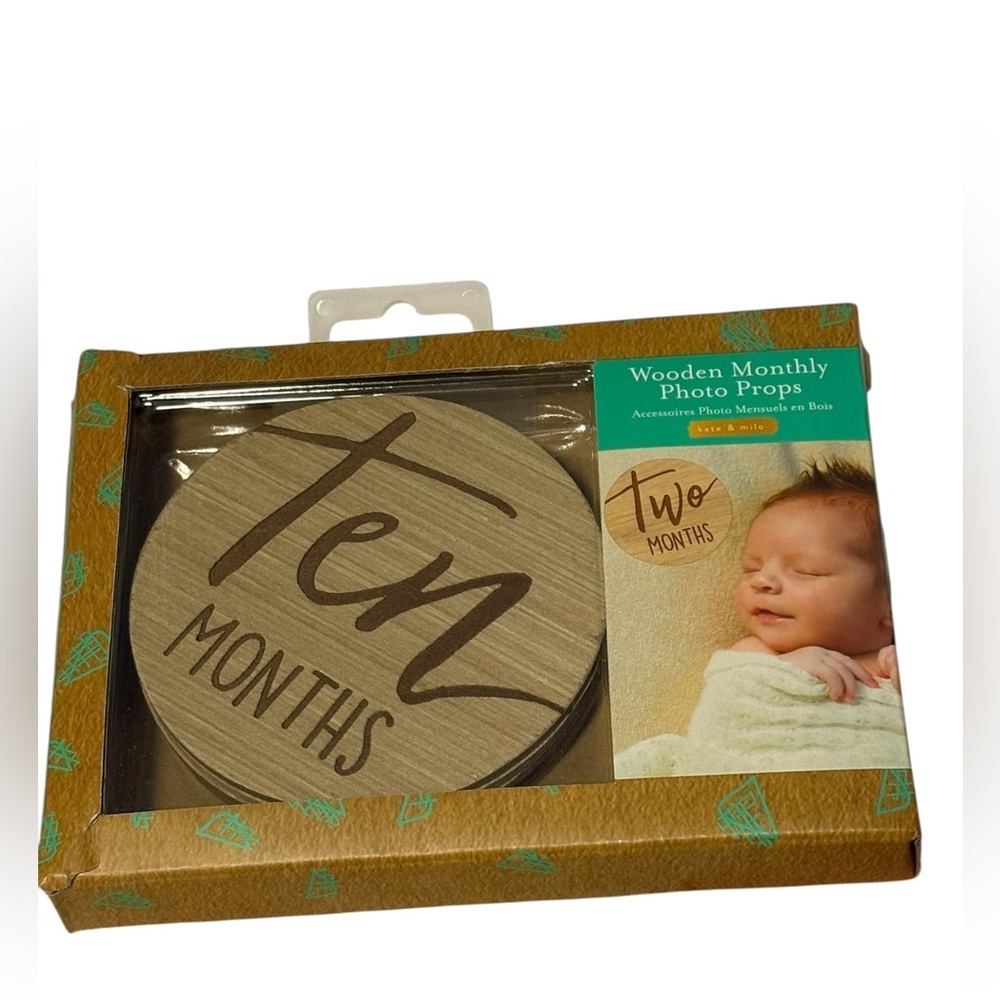Pearhead Wooden Monthly Photo Props - Brown